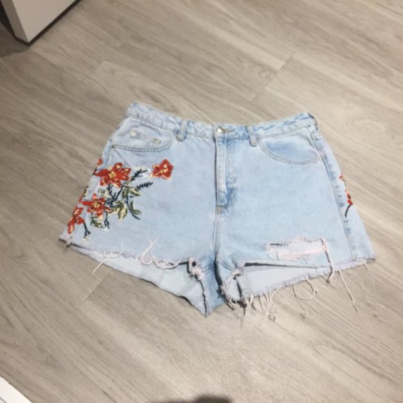 Topshop Denim Mom Shorts w Flower Embroidery - Picture 2 of 4